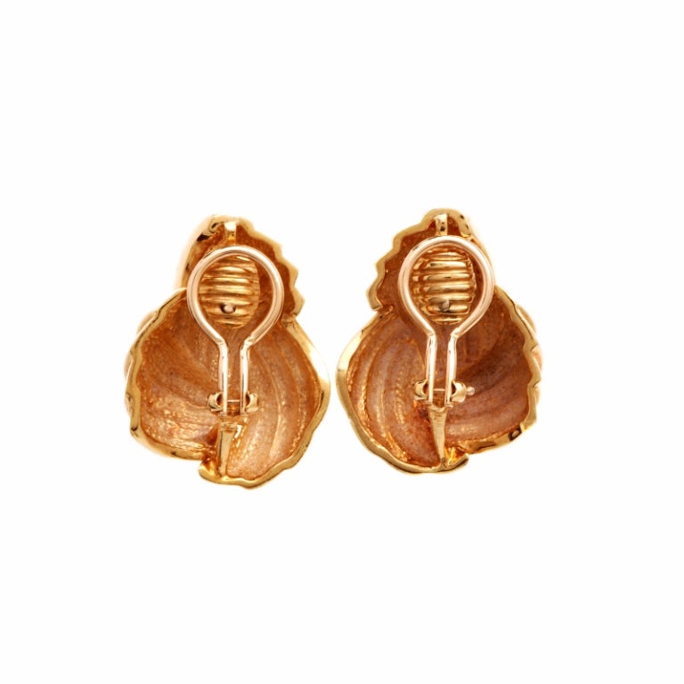 Gold Knot Clip Back Earrings In Excellent Condition In Miami, FL