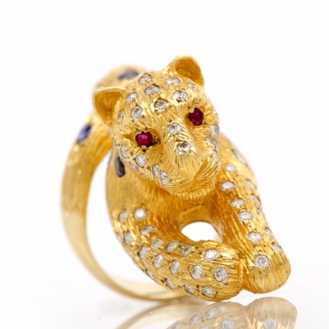 This outstanding Retro ring is part of a 3-piece set of ring, bracelet and necklace and is crafted in a combination of polished and matted bark finish 18K yellow gold. This attention-seeking Retro ring inspired by the world popular like Cartier