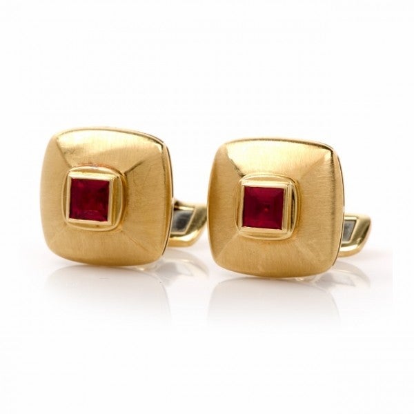 These classically distinct cufflinks of British provenance are designed by the renowned British jeweler Boodles. They are crafted in matted 18K yellow gold, weigh approx. 17.5 grams and measure approx. 20mm x 20mm. Boodles House of Jewelry has a