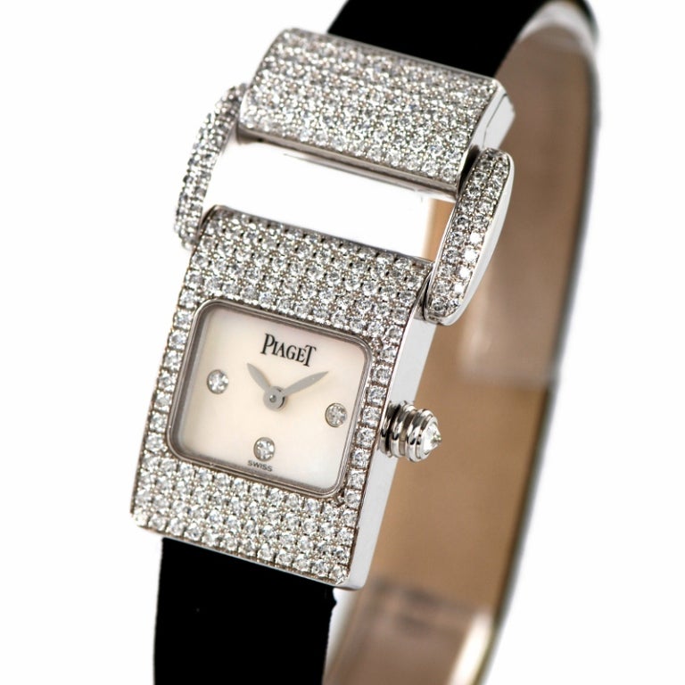 Jamais portée Montre Piaget Miss Protocole Classic (WG-Diamants / MOP / Strap) Miss Protocole:: petit modèle. Boîtier en or blanc 18K serti de diamants. Cadran en nacre blanche serti de diamants. La montre dispose d'un bracelet interchangeable et