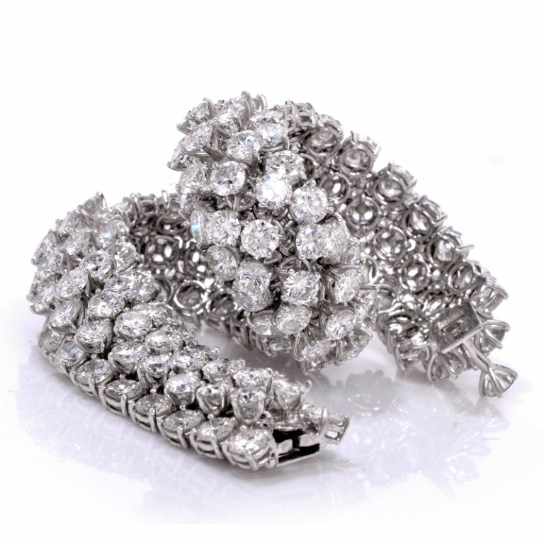 This incredible flexible diamond bracelet sparkles and glimmers from every angle, reflecting the light in a spectacular way. This diamond bracelet is Finely crafted in solid platinum, it is decorated with a total of 289 genuine round brilliant cut