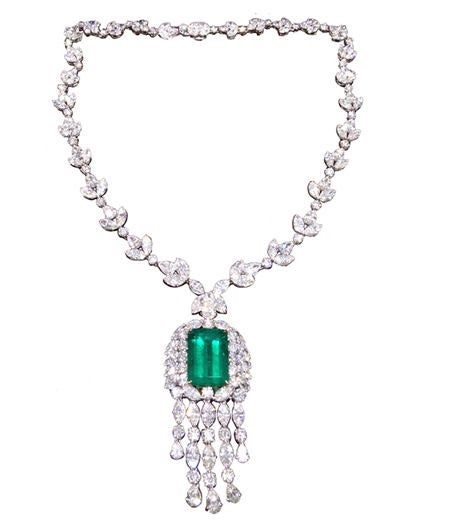 Rare 20.98 carat GIA certified Colombian Emerald and Diamond Necklace In Excellent Condition In New York, NY