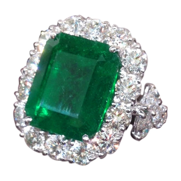 Elegant Emerald and Diamond Ring set in Platinum