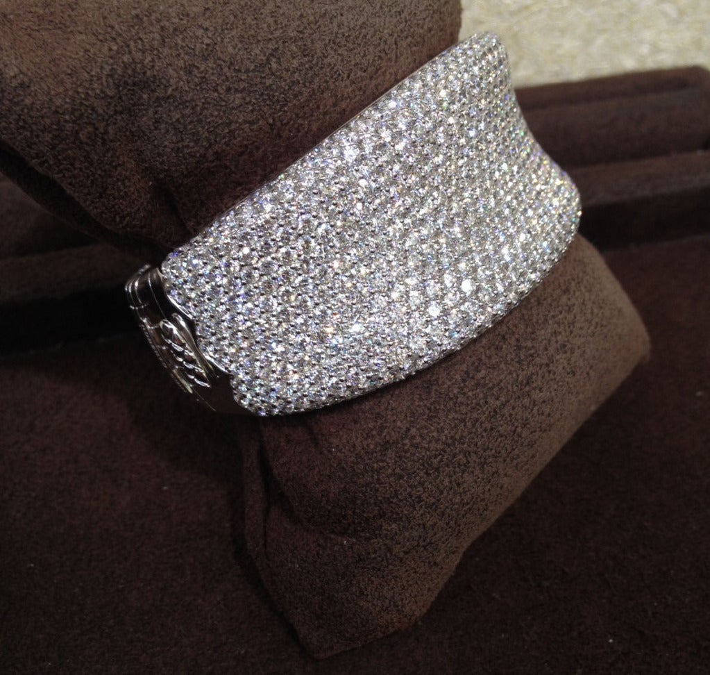 A gorgeous BRAND NEW -- NEVER WORN -- Roberto Coin diamond bangle from his famous Fantasia Collection. 

This bangle bracelet currently retails for $80,000 !!
Roberto Coin item # 211353AWBADD

27.30 carats of colorless VS round brilliant cut