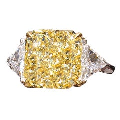 Elegant 4.61 carat Yellow Diamond Ring