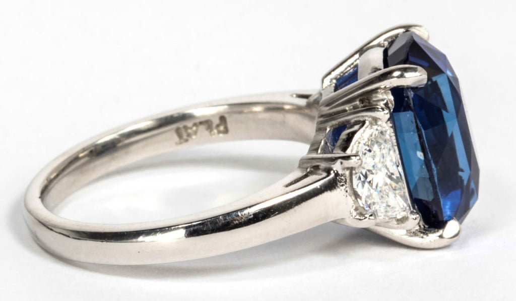 Bague en saphir bleu naturel non chauffé de 6 carats et diamants Pour femmes en vente