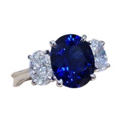 Ovaler Dreistein-Ring mit Saphir und Diamant