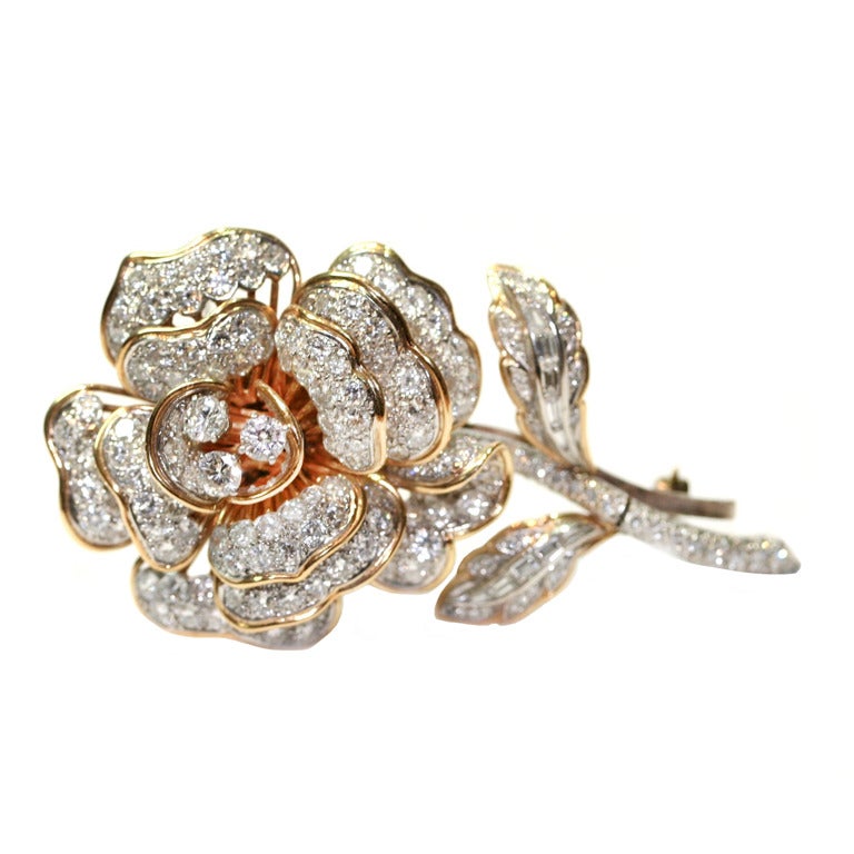 1960s Brooch designed as a flower in yellow gold set with diamonds weighing approximately twelve carats, size 6,5 x 4,4cm (35,65grs)