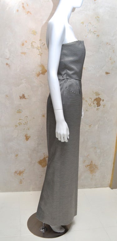 Traje de noche de Anouska Hempel, de Inglaterra, por un diseñador de interiores y ropa de alta costura. El vestido entallado y estructurado te sienta de maravilla. Talla 6.