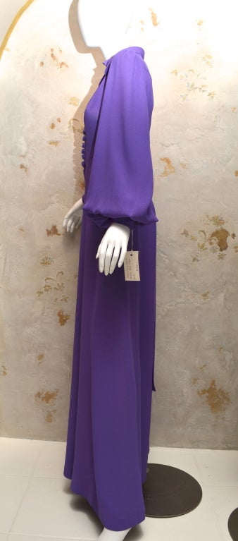 Original vestido vintage de Ossie Clark de los años 70, de color lavanda y confeccionado en crepé musgo. Corte y diseño de la firma Ossie Clark de 1930. Talla 10 del Reino Unido, que es más bien una talla 6/8 de EE.UU. 

El color es un morado