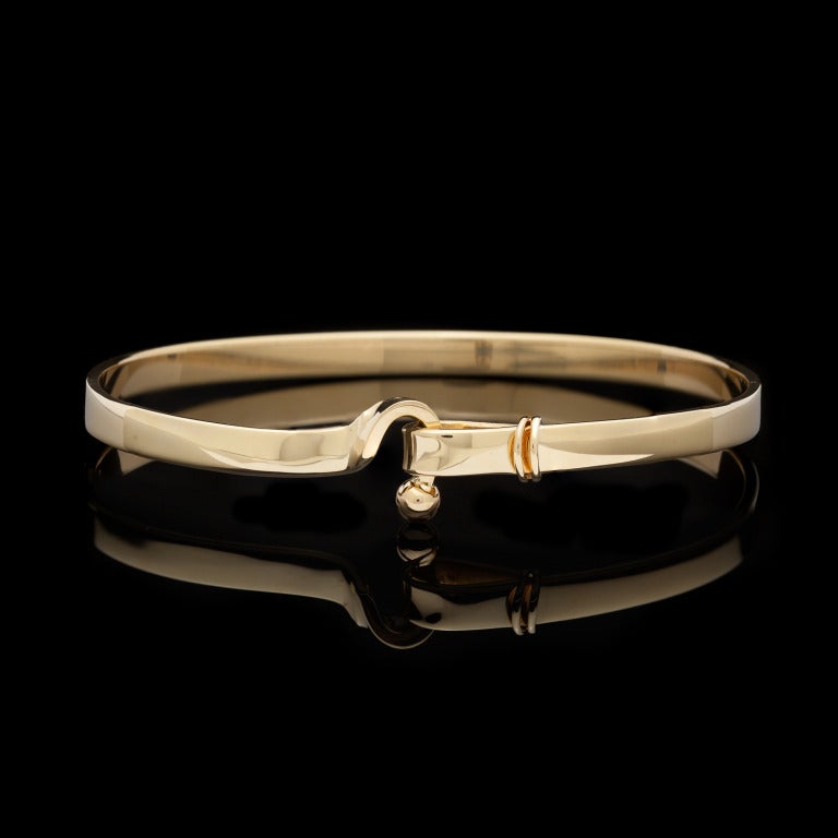 Tiffany & Co 18Kt Gelbgold Hook & Eye Bangle misst 4mm in der Breite und hat eine 7 