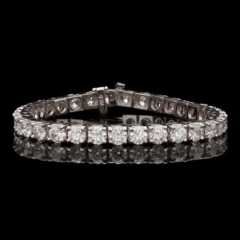16.74ct tw Diamond Tennis Bracelet mit 33 runden Diamanten im Brillantschliff:: gefasst in 14Kt Weißgold.  Das Armband hat eine Länge von 7″:: eine Breite von 5 mm und ein Gewicht von 24::2 g.