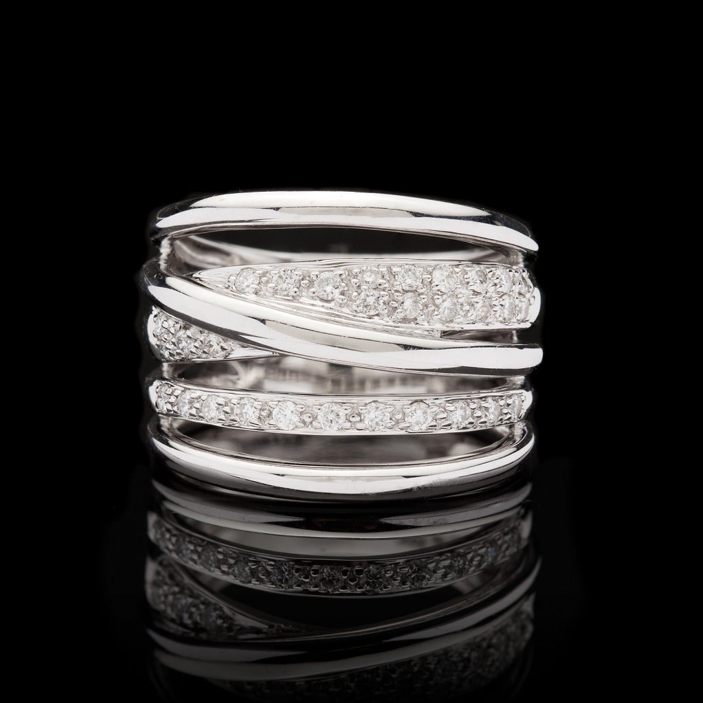18Kt Weißgold Wrap Style Diamond Band Ring:: der aus 30 Round Cut Diamanten mit einem Gesamtgewicht von ca. 0::39cts besteht.  Der Ring ist an seiner breitesten Stelle 16 mm groß:: wiegt 9::6 g und hat die Größe 7::5.