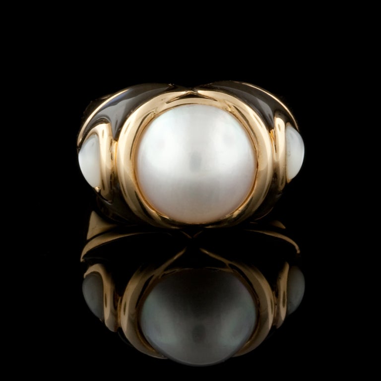 Marina B. 18Kt Yellow Gold, Black and White Mother of Pearl and Mabe Pearl Ring, containing one round mabe pearl measuring approximately 12mm, with hallmark 