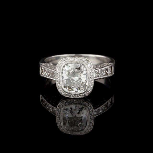 Platinum JB Star Ring verfügt über einen Cushion Cut Diamond für 1,37cts, etwa I in Farbe und VS2 Klarheit.  Der Ring ist mit 132 Diamanten im Brillant- und Prinzessinnenschliff besetzt, was ein zusätzliches Gewicht von ca. 0,85cts ergibt. Er wiegt