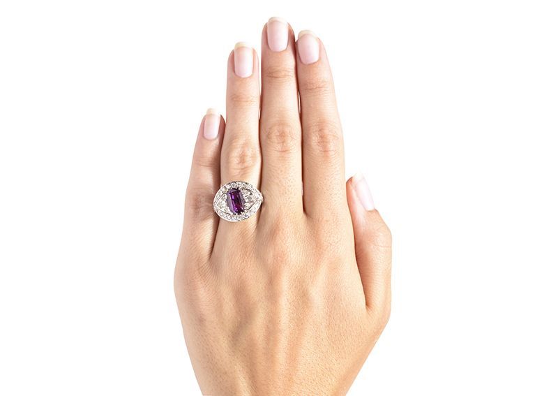 Pike Road est une bague de fiançailles vintage d'époque moderne en or blanc 18 carats, ornée de saphirs violets et de diamants.  Le délicat saphir ovale chauffé naturel pourpre certifié EGL pèse exactement 5.26cts. La magnifique pierre centrale est