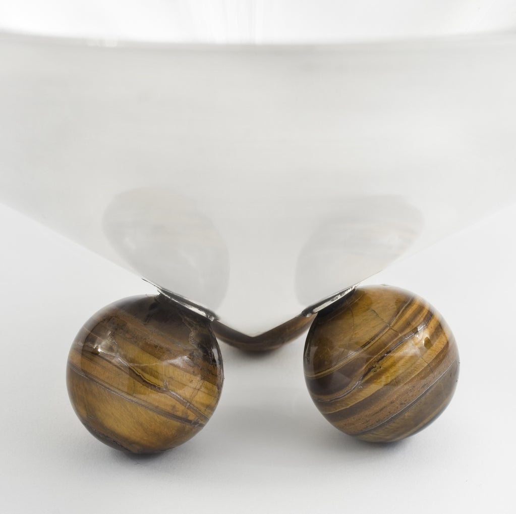 This is a simple conical design that looks equally attractive empty or filled with colour [fruit, flower petals floating on water, pot pourri etc.]

 The bowl sits well balanced on three spherical feet made of Tiger?s Eye stone. The gauge of