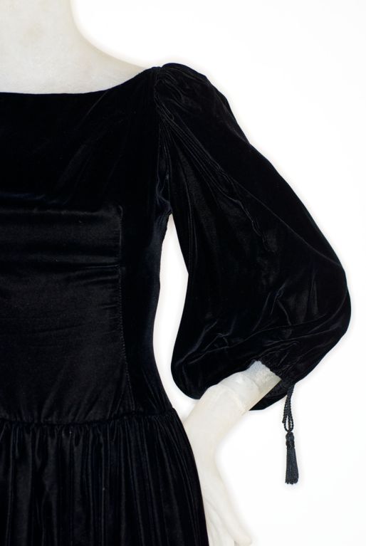 1970s Oscar de Renta black velvet peasant dress.  Bodice of dress is fitted and the skirt falls into three flounced layers.  Boho and elegant at the same time.  Looks amazing with gold jewelry.<br />
<br />
Size 4.  Excellent condition.<br />
<br