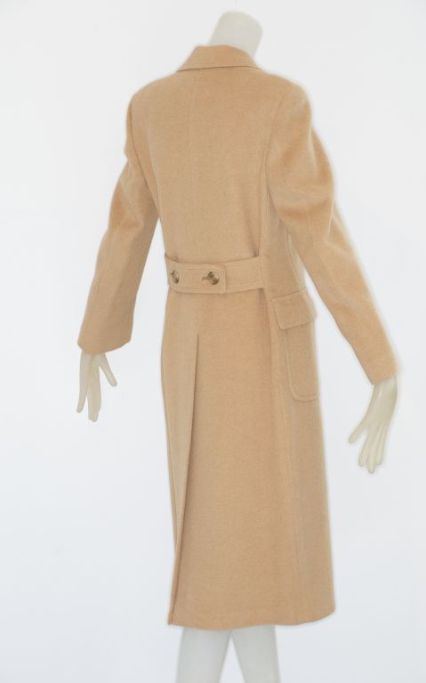 A wonderful must-have: a classic, fitted early 1970s double breasted camel coat by Bill Blass.    Coat has a silk lining of Bill Blass double BB logo.  Sleeves are narrow.  Large flap pockets.<br />
<br />
Size 4/6.  Excellent condition!<br