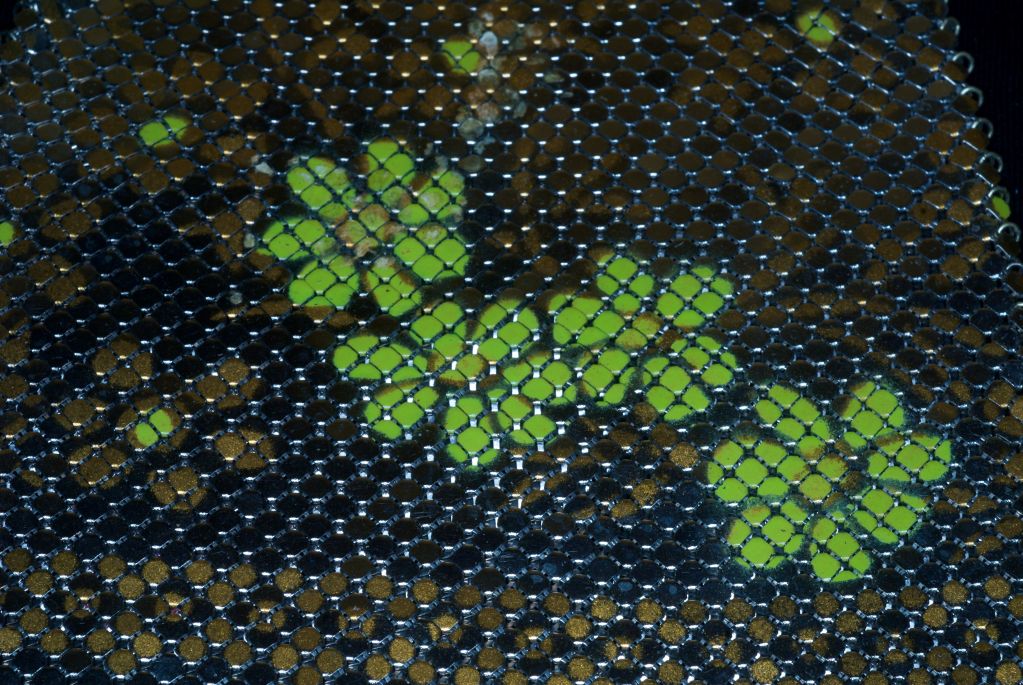 1960s Whiting and Davis Metal Mesh Bag with Lime Flowers For Sale 3