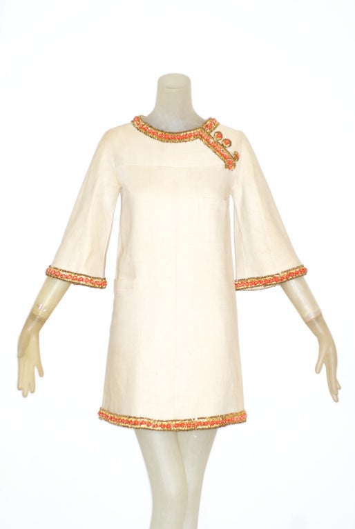 Ein außergewöhnliches und seltenes Haute-Couture-Kleid von Valentino für Frühjahr/Sommer 1967, bestickt mit Korallen.  Modell N 158.  

Die Vorderseite ist mit Schmuckknöpfen verziert, die Kimonoärmel sind dreiviertel lang.  Die Ränder sind mit