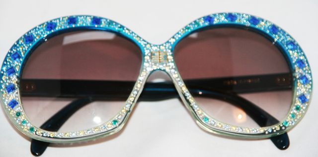 So glamour, queen and disco! Rare to find in Excellent condition. Vintage Emilio Pucci sunglasses of the Seventies! Limited Edition. Handmade. Turquoise, blue, and light green crystal stones. 100% Acetate. Size: 15.2 cm - 6 in x 6.3 cm - 2.5 in.