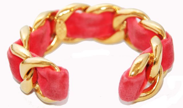 So unique Chanel Rock bracelet of the 80s. Coral velvet and gold metal. Marked: Chanel 2 3 Made in France. Very good condition. Size: Width: 2 cm - Opening: 2.5 cm - 1 in.