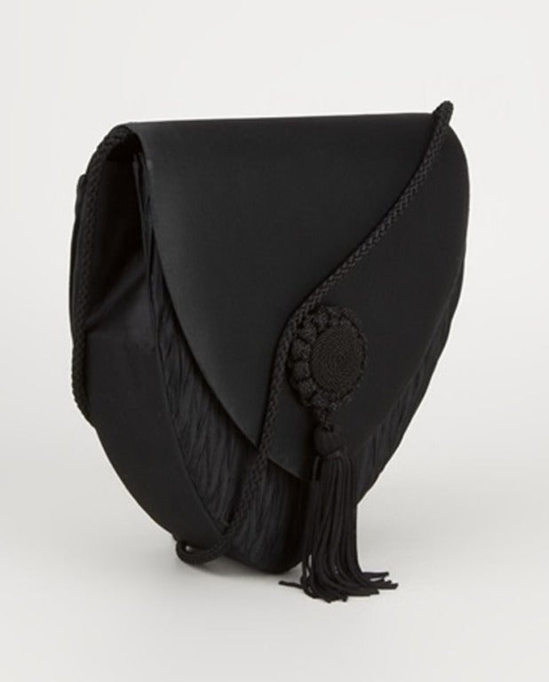 Beautiful Black silk evening bag from Van Cleef & Arpels Vintage featuring a top flap closure, a magnetic fastening, a shoulder strap, a tassel detail, a passementerie and a satin finish, Excellent condition. Size: 18 x 17 x 5 cm, 7 x 6 1/2 x 2 in