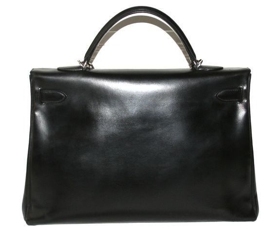 Very rare Hermes Kelly Black Box leather handbag in 40 cm. Palladium Hardware, shoulder strap. Excellent vintage Condition. 
Size: 40 x 27 x 15 cm. Stamp letter: F - 2002.
HermÃ?¨s Paris Made in France. Soughafter and highly collectable.