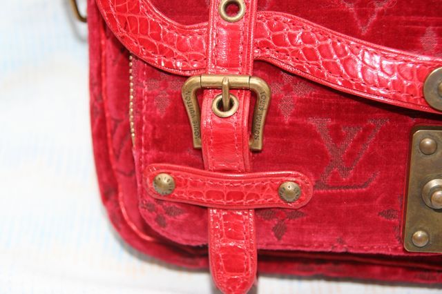 Limited Edition shoulder bag from Louis Vuitton. Red Suede monogram pattern, crocodile leather trims, red lamb leather lining. Mint condition. Size: 26 x 19 cm - 10 1/4 x 7 1/2 in.