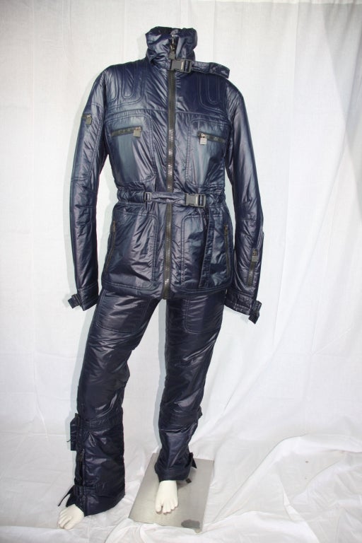 Magnifique combinaison de ski Chanel bleu foncé. Dans un état comme neuf, ce costume moulant est élégant et compétitif. Les détails matelassés et l'insigne Chanel sur les fermetures ajoutent une touche personnalisée.