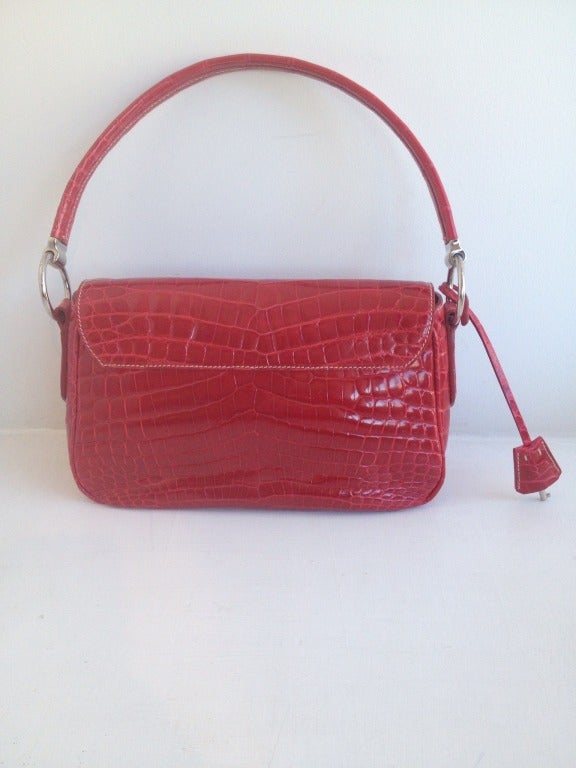 Alligator in the most delicious shade of strawberry!

Glass-smooth alligator in a sumptuously saturated red. A classically shaped small handbag to swing on your elbow or in your hand by the 5.5