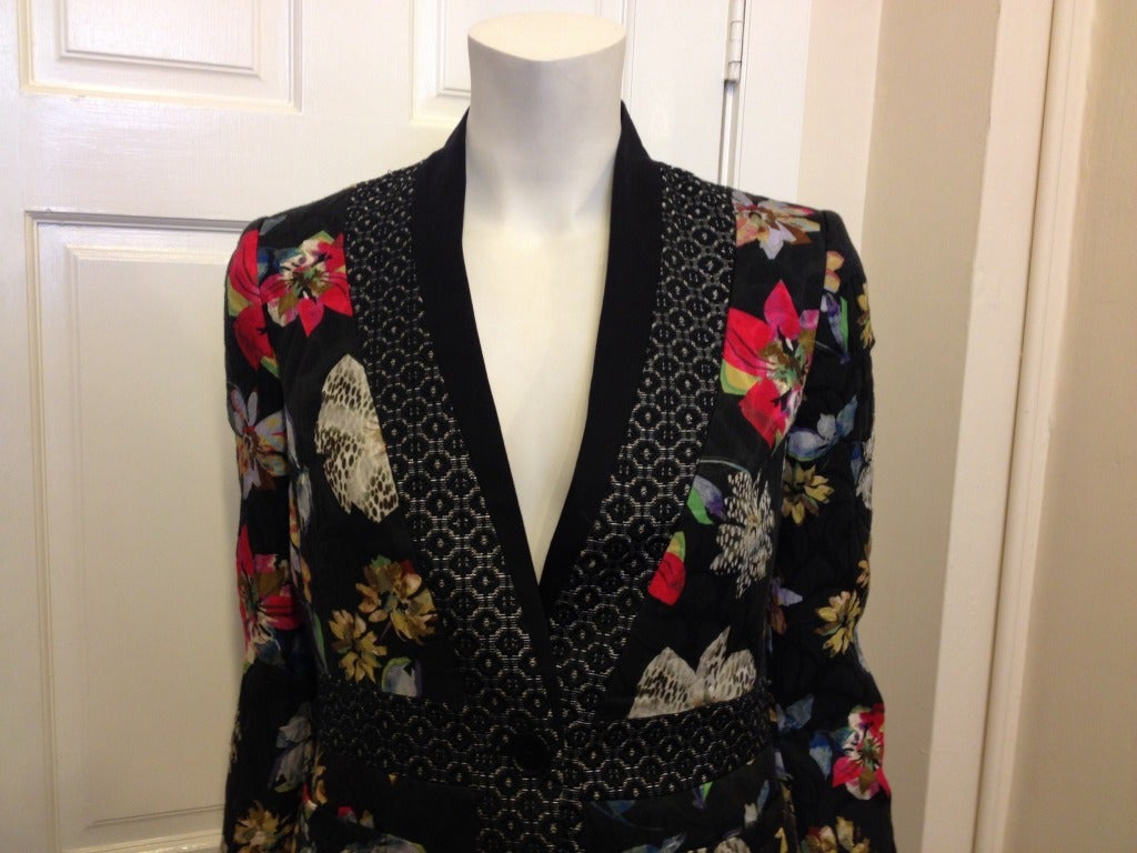Sporting an all-over abstract floral pattern, this gorgeous Etro jacket is the perfect piece to dress up your workday wardrobe or add some beautiful design to a weekend dinner look. The angular flowers are composed of flat planes of vibrant color