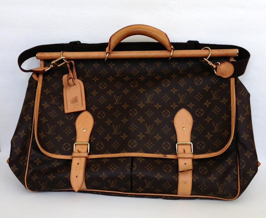 The perfect weekender bag, keeps everything well organized..
~ 2 sided bag, one side with 2 9