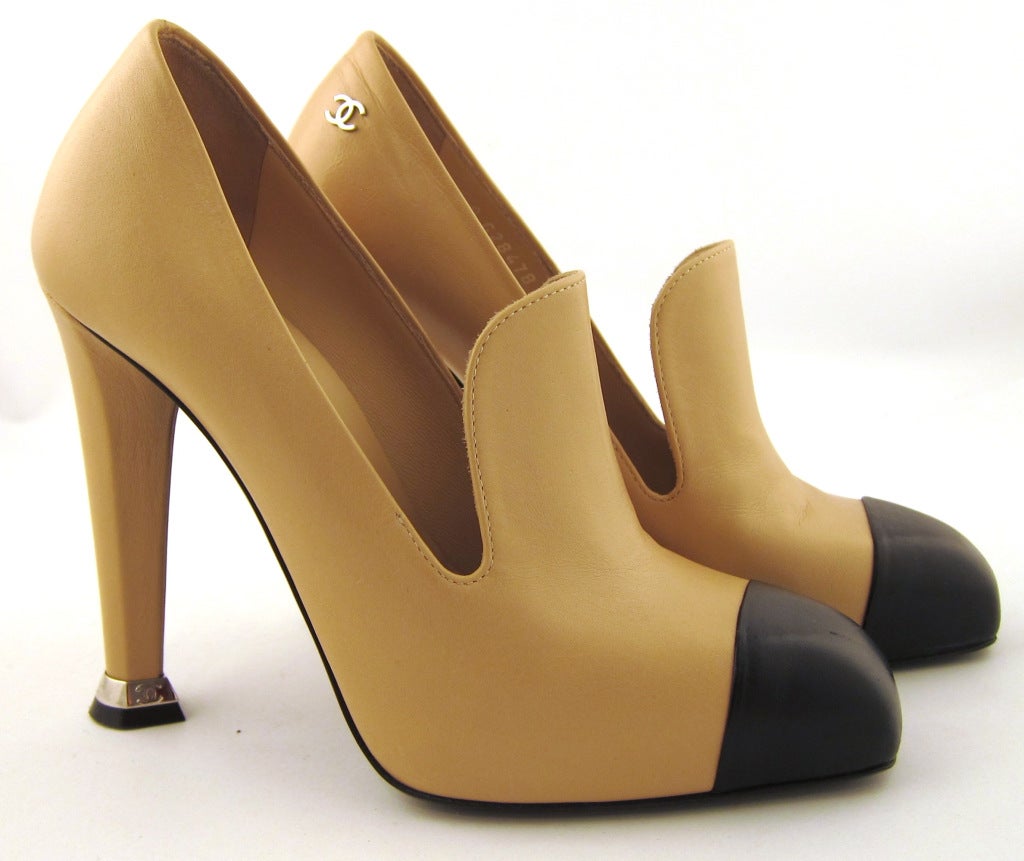 Gorgeous Chanel cap toe shoe/bootie with cute CC logo on inside heel.  

-Size 36
-Insole 8 1/4