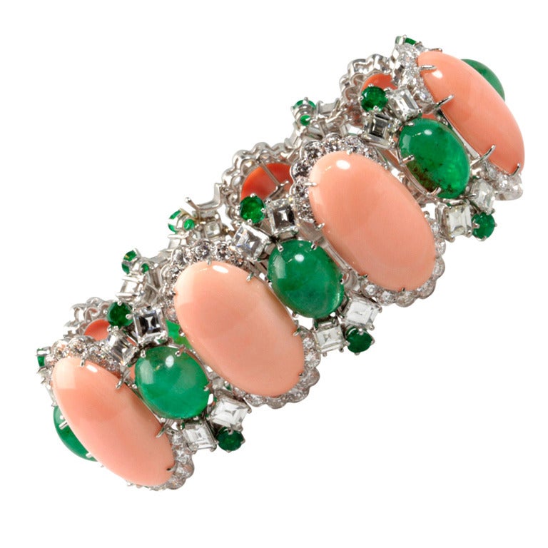 Manschettenarmband aus Koralle, Smaragd und Diamanten von David Webb im Angebot