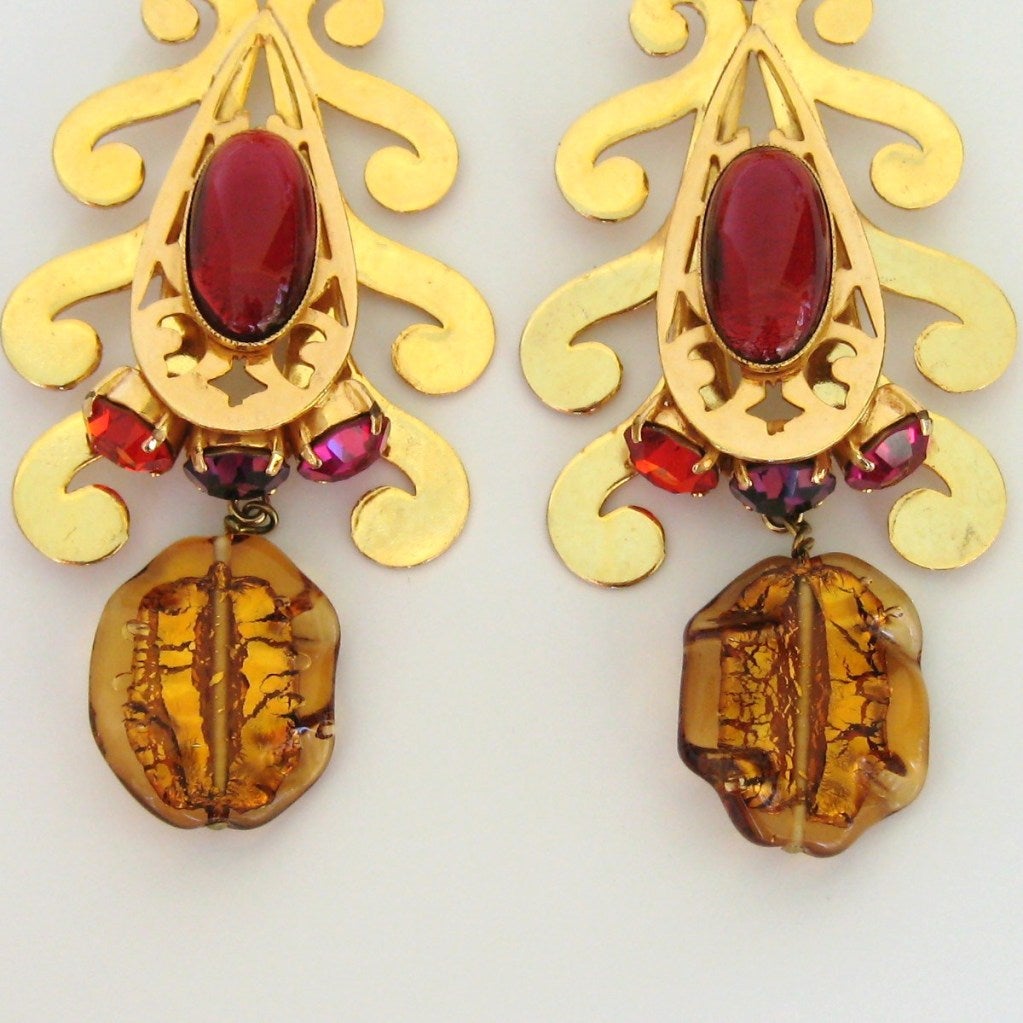 Philippe Ferrandis does it again with these massive clip on dangle earrings

They are a awesome pair of earrings, that will certainly turn heads!

Vibrant coloring, prong set crystals, oval cabochon and Gripoix  glass at the bottom.
17.46mm or 4.62
