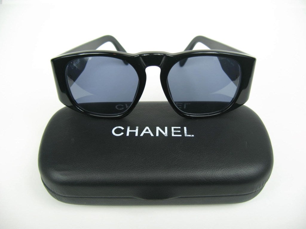 Chanel Black quilted Logo  Sunglasses In Excellent Condition In Wallkill, NY