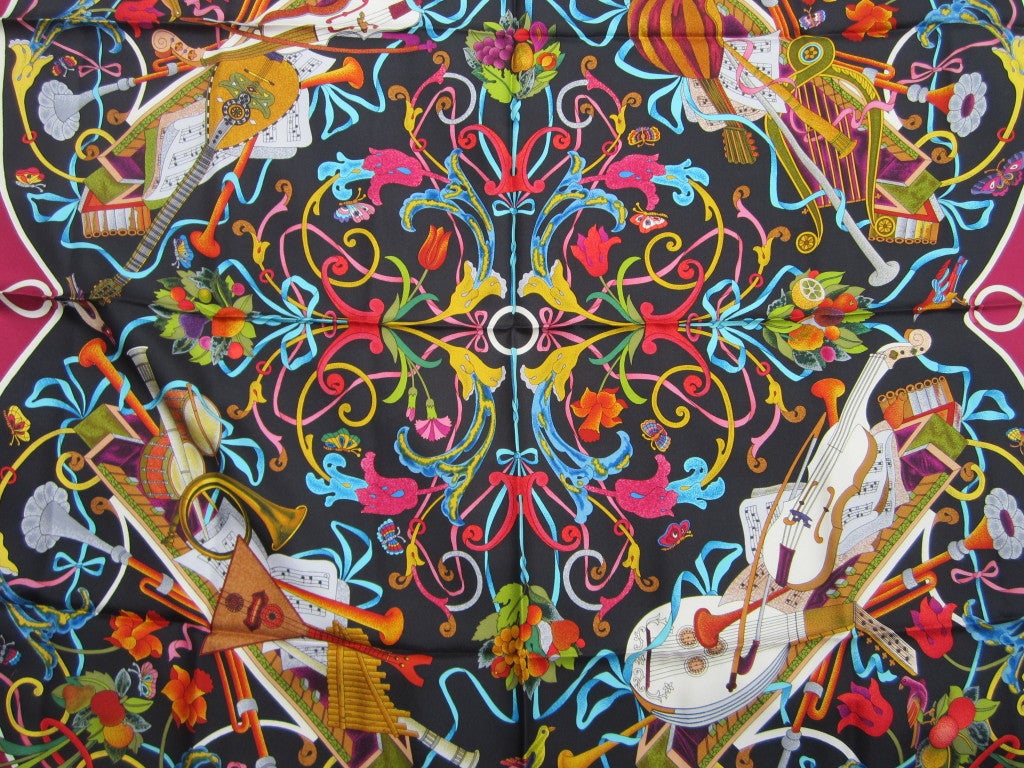 Was für eine lebendige farbige Schal

 *Musical Instruments
 *Floral Motif
 *Mint Zustand

New Old Stock Gucci Schal:: in den späten 1980er Jahren Anfang der 90er Jahre gekauft.