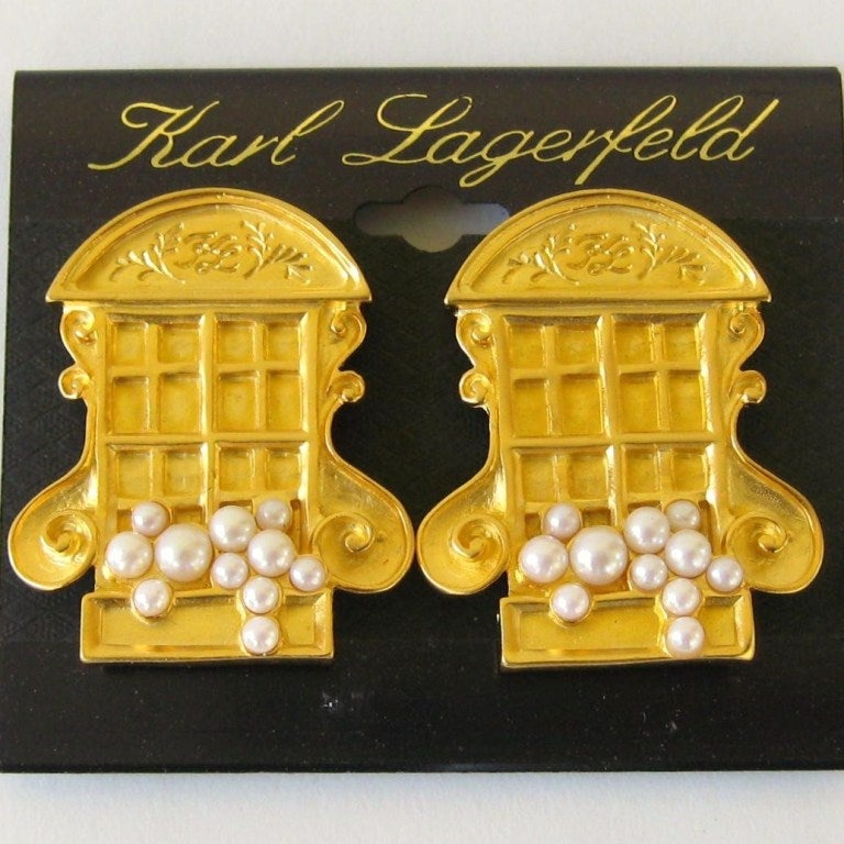 Karl Lagerfeld Gold Tone Window Box Earrings. Pearls make up what would be the flowers
Still on the original Earring Card
1.68