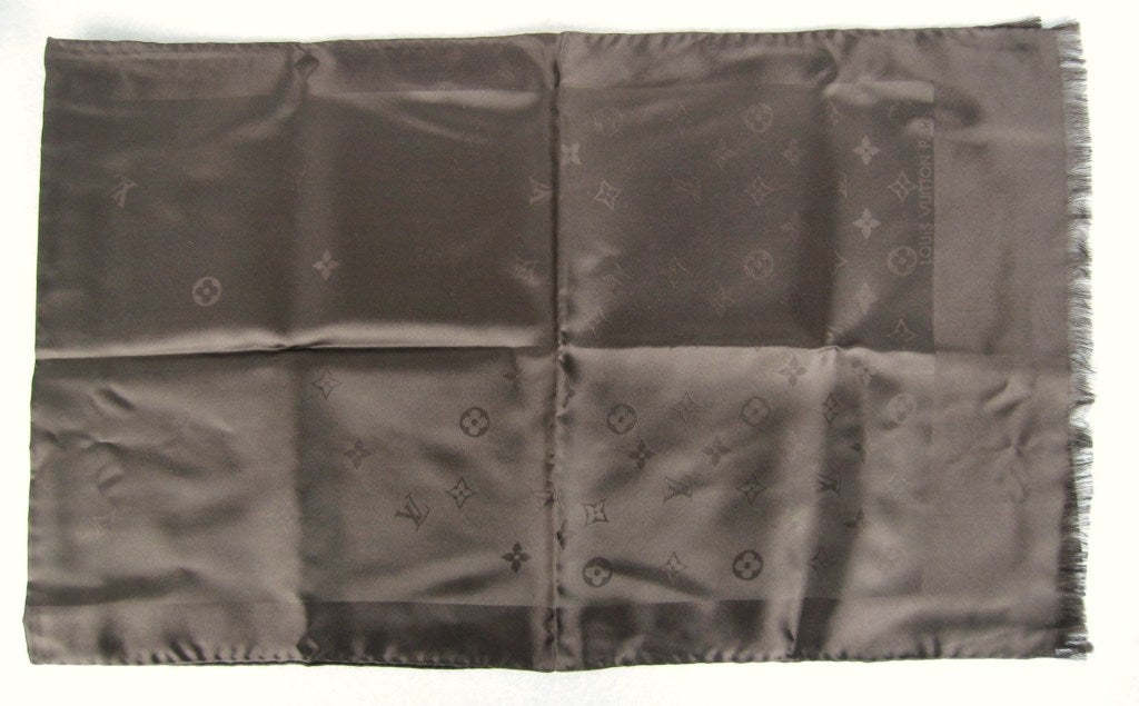 Louis Vuitton Classic Brown  Silk Scarf In New Condition In Wallkill, NY