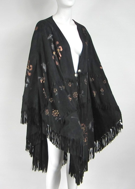 Stunning Gold and silver Hand painted Char Cape
Fringe surround as well as across the bust 
Two Silver button closures with braided tie
Abstract Floral Motif 

Will fit a variety of sizes

Will fit a med-large 

any questions please call or