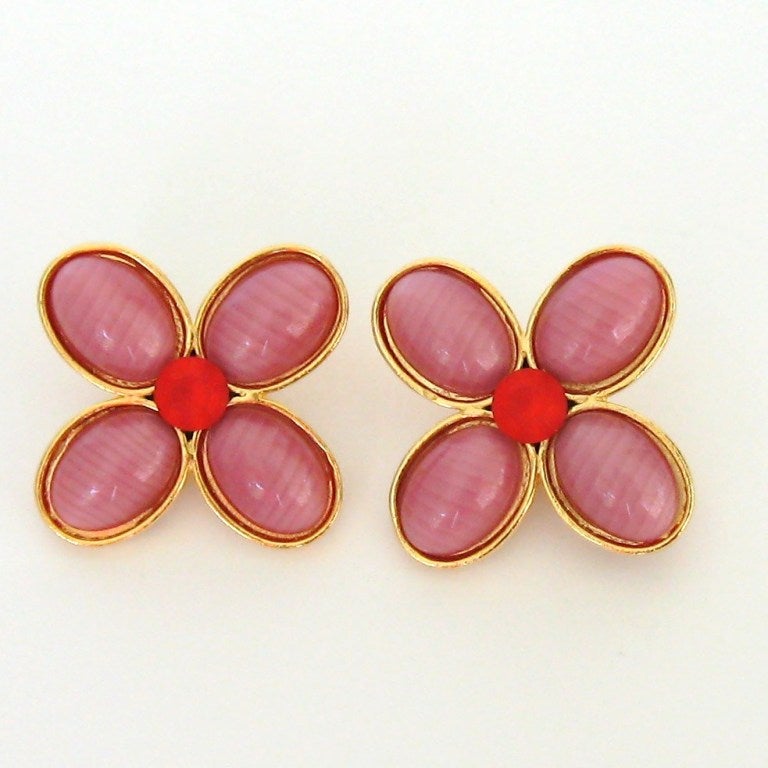 These exquisite floral Earrings made my Philippe Ferrandis

Pink Petals with a deeper color center.

Clip on

The matching pin/pendant & necklace are for sale as well.

Simply fabulous!

Measuring

37.16 mm or 1.50