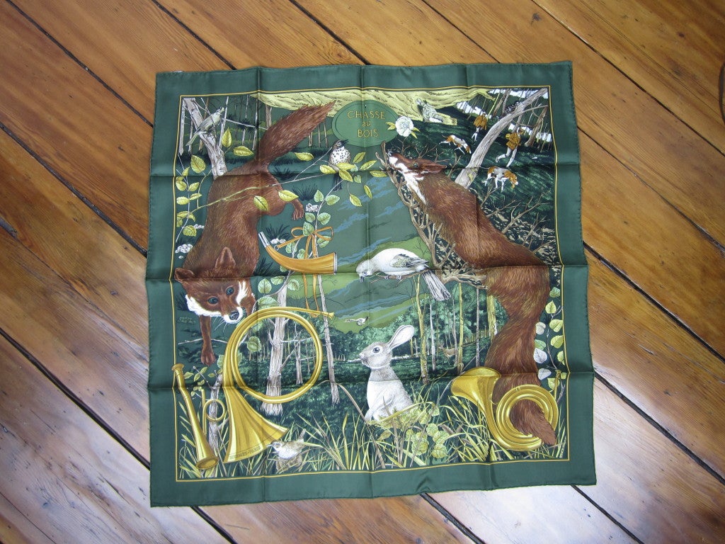 New old Stock, Nie getragen

    *Hermès Paris
    *Material Grüne Seide
    *Farbe Grün
    *Begleitet von der Herstellerbox
    *Entworfen von Parcevenaux
    *Wildlife-Motiv



Die Box hat ein kleines bisschen Verschleiß von  Abnutzung