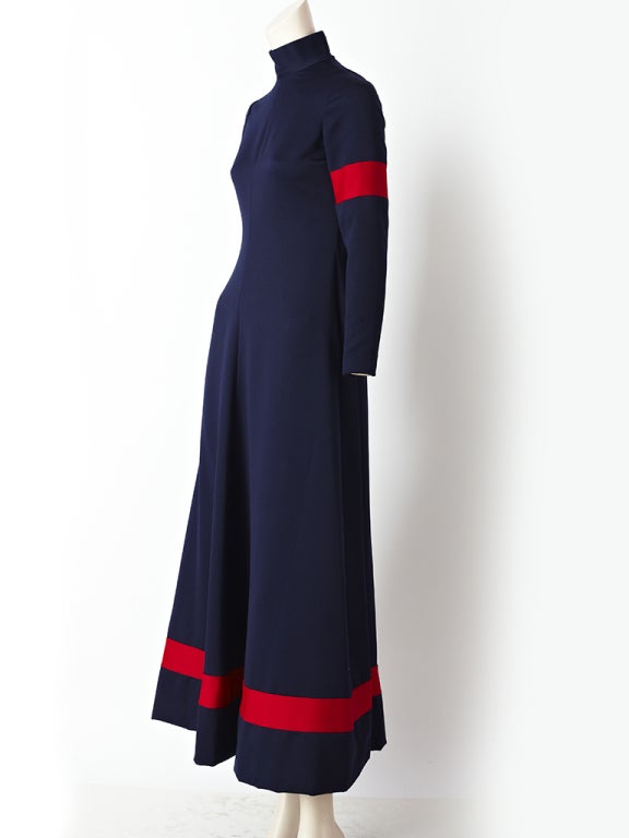 Geoffrey Beene, abito aderente in jersey blu e rosso, linea A, con un  collo alto, ispirato alle maglie da calcio.