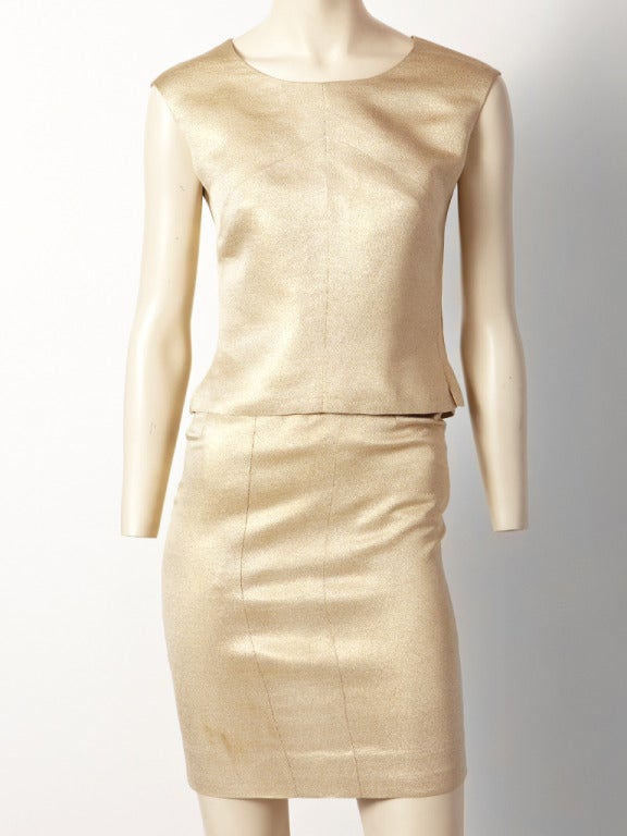 Authentique, Coco Chanel, tailleur trois pièces en or. Veste de coupe classique de Chanel avec lame noire et dorée, garnie de poches.
Doublée de satin noir, la veste est ornée d'une chaîne en or au bas de l'intérieur. Livré avec une coquille