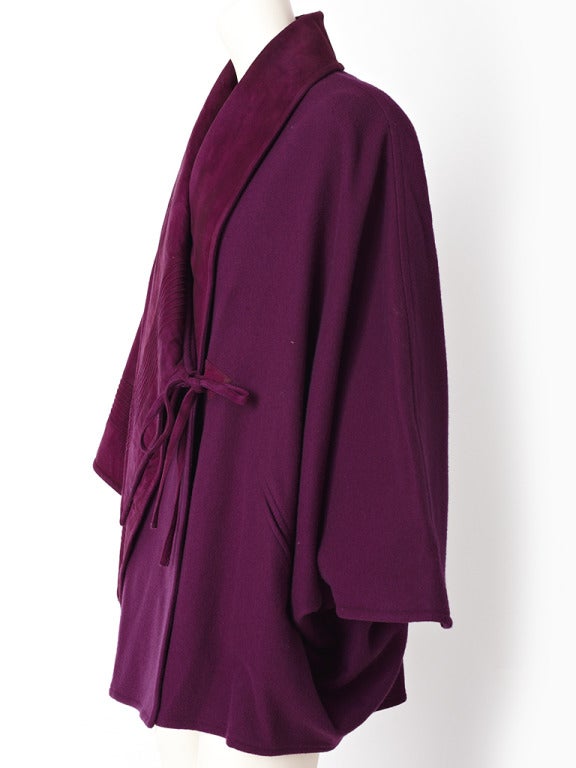 Ronaldus Shamask, poncho in lana viola con colletto in pelle scamosciata e pannello asimmetrico in pelle scamosciata sul lato destro. Suede ha 