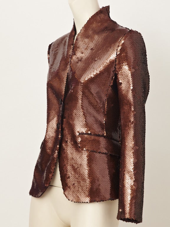 Alwxander McQueen, blazer/giacca aderente con paillettes color bronzo, collo a scialle, chiusura a 2 bottoni e tasche con patta.