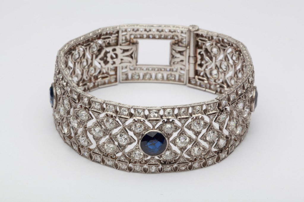The articulated strap decorated with 216 brillant-cut diamonds weighing circa 12,60ct's., adorned with 3 circular-cut sapphire weighing circa 4,20ct's. Mounted in Platinum with millegrain setting. Weight: 54,5 g.