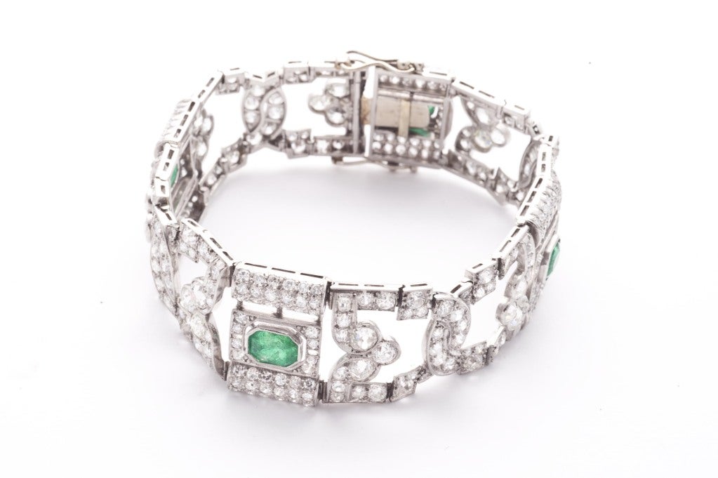 Italian Art Deco platinum, diamonds and emeralds bracelet For Sale 2